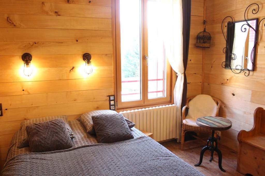 La Maison Du Bonheur Anlhiac Luaran gambar