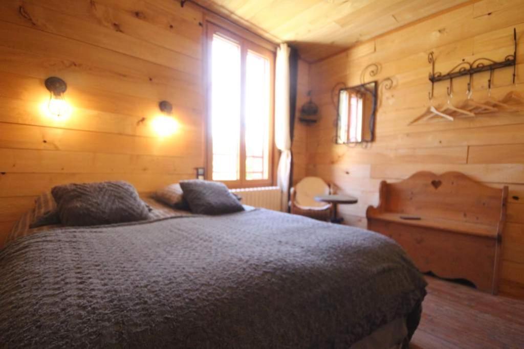 La Maison Du Bonheur Anlhiac Luaran gambar
