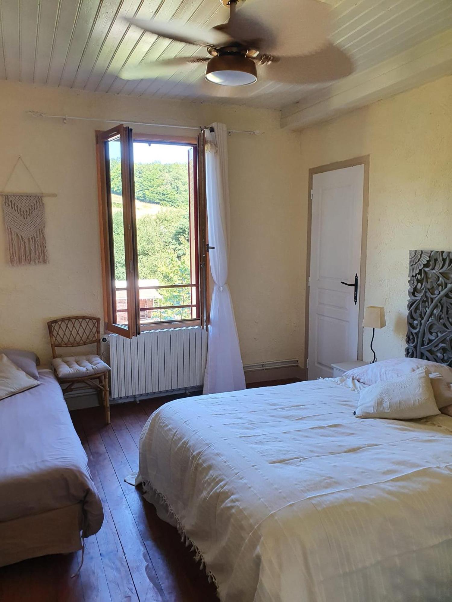 La Maison Du Bonheur Anlhiac Luaran gambar