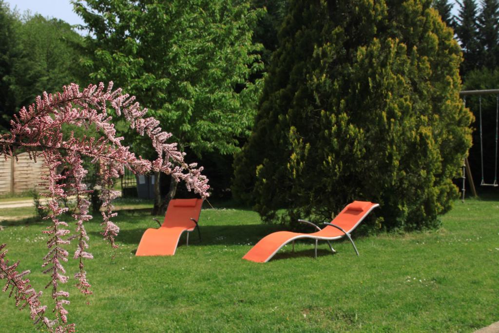 La Maison Du Bonheur Anlhiac Luaran gambar